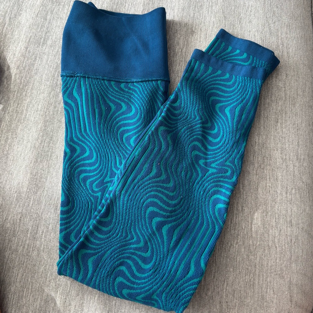 HAPPINESS RUNS LEGGINGS BLUE JACQUARD WAVE RIDER SWIRL - Picture 2 of 3